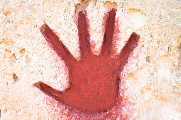 Junge Hand in Rot auf Stein gemalt - grafisches gotisches Element - Foto, Bild