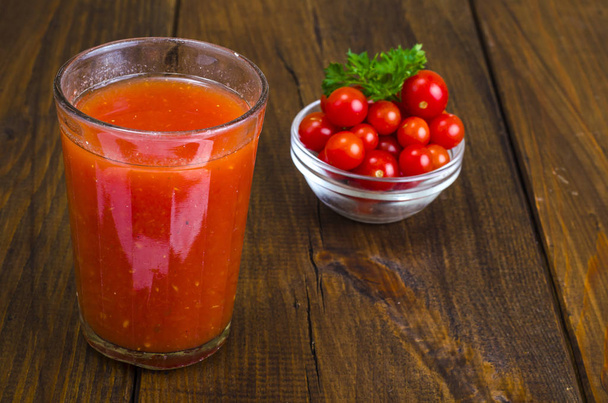 Jugo de tomate natural recién exprimido en vaso
 - Foto, imagen