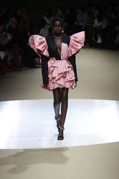 PARIS, FRANCE - MARCH 05: A model walks the runway during the Alexander McQueen show as part of Paris Fashion Week Womenswear Fall/Winter 2018/2019 on March 5, 2018 in Paris, France. - Фото, зображення