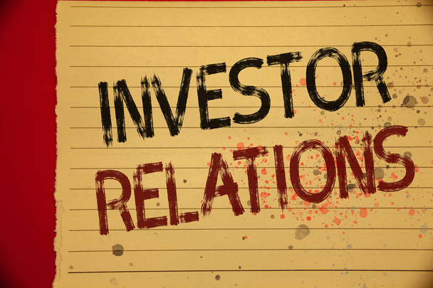 Handgeschreven tekst Investor Relations. Concept, wat betekent dat Financiën investeringen relatie onderhandelen aandeelhouder Mellow gele kleurenpagina geschreven zwarte en rode letters strooi kleuren. - Foto, afbeelding
