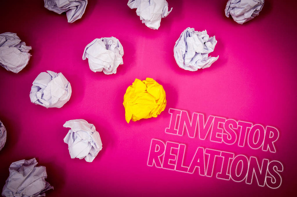Megjegyzés: megjelenítve Investor Relations írás. Üzleti fénykép bemutató pénzügyi befektetési kapcsolat tárgyalni részvényes rózsaszín őrölt fehér könyv csomók árnyék sárga lob körvonalas betű. - Fotó, kép
