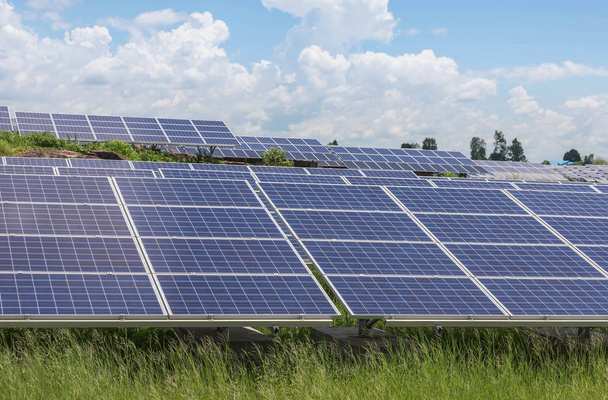 cellules solaires dans la centrale énergie renouvelable alternative du soleil
  - Photo, image