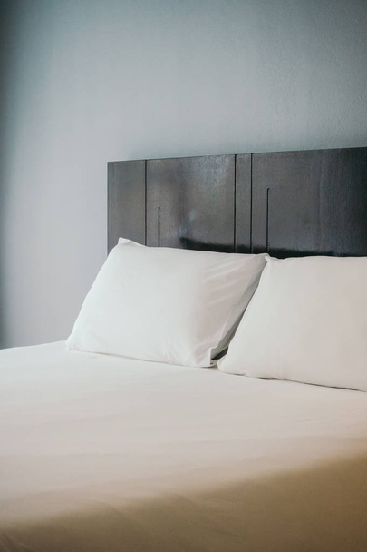Oreiller confortable blanc sur la décoration de lit dans la chambre d'hôtel
 - Photo, image