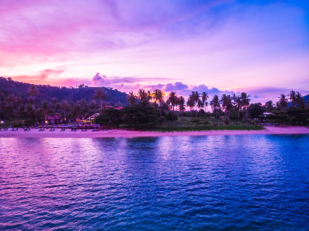 美しい熱帯のビーチとパーム島サムイ島タイ休暇および旅行のため日没時に他の木と海の空撮 - 写真・画像