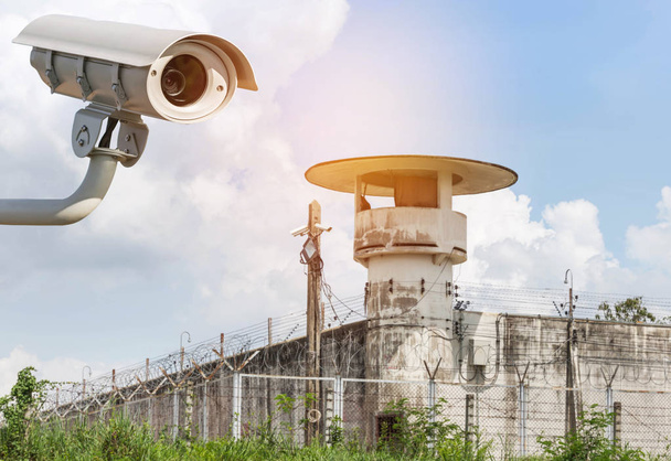 CCTV zabezpieczeń aparatu fotograficznego lub nadzoru systemu działających wieża straży więzienia - Zdjęcie, obraz