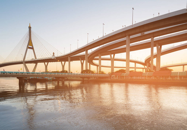 Σημείο τομής αυτοκινητόδρομο συνδεθείτε με κρεμαστή γέφυρα, την Ταϊλάνδη ορόσημο - Φωτογραφία, εικόνα