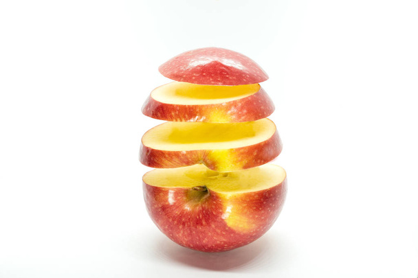 Гала-яблуко розрізане навпіл з половиною шматків, що плавають у повітрі
. - Фото, зображення