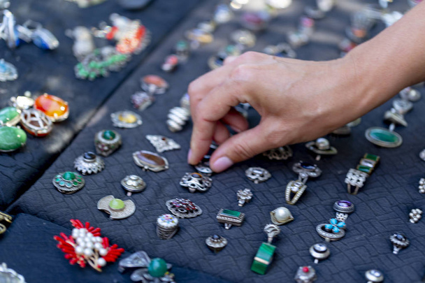 pulseras de joyería, anillos, una variedad de colores y joyas en el mercado de pulgas
 - Foto, imagen