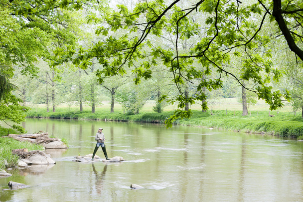 femme pêchant dans la rivière Sazava, République tchèque
 - Photo, image
