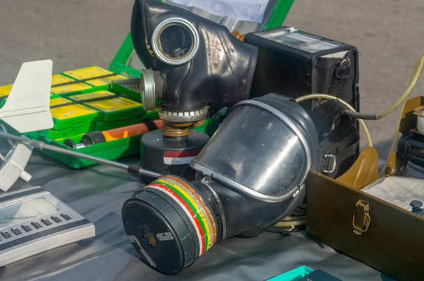 máscara de gás. meios de protecção individual em cima da mesa
 - Foto, Imagem
