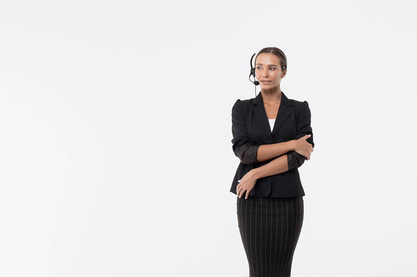 Izolacja atrakcyjna kobieta w czarnym stroju ze słuchawką odwracając wzrok - Zdjęcie, obraz