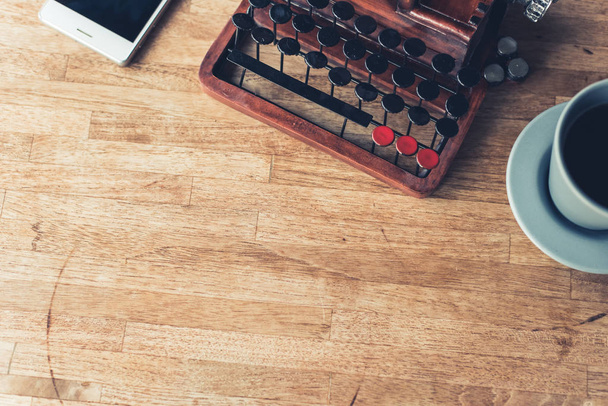 máquina de escrever vintage na mesa de madeira com copyspace
 - Foto, Imagem