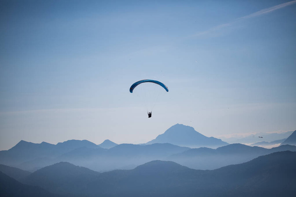 Paralotnie w Brauneck, Lenggries, Błękitne niebo - Zdjęcie, obraz
