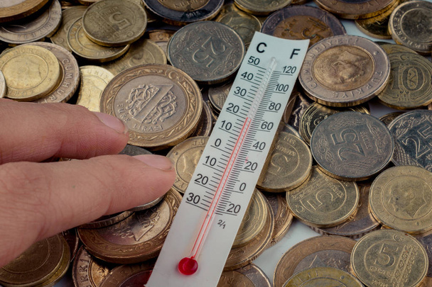 Instrumento de termómetro y monedas de Lira turca
 - Foto, Imagen