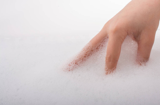 Мытье рук и мыльная пена на пенном фоне
 - Фото, изображение