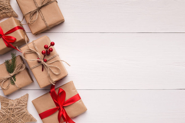 Bruin geschenkdozen op witte houten achtergrond - Foto, afbeelding