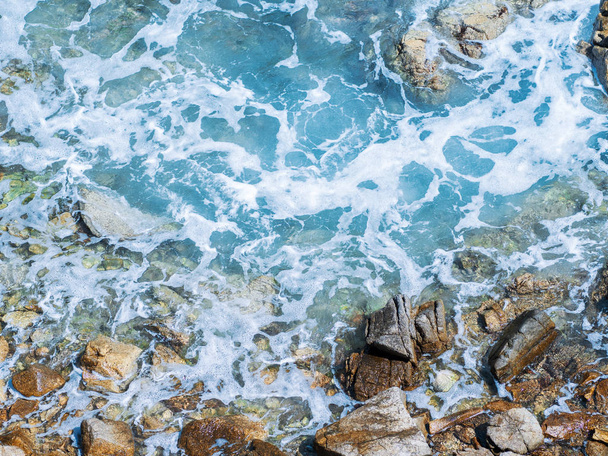 海のサーフィン、青い波が岩に激突します。海岸線 - 写真・画像