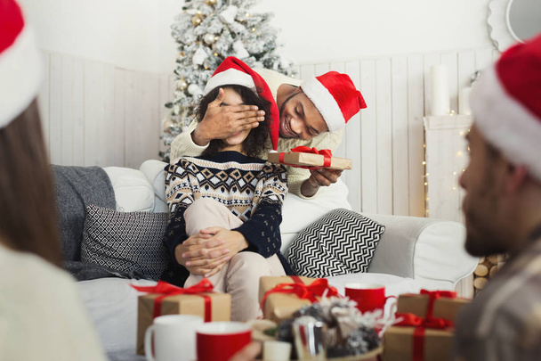 Pohledný muž překvapivé dívka s vánoční dárek - Fotografie, Obrázek