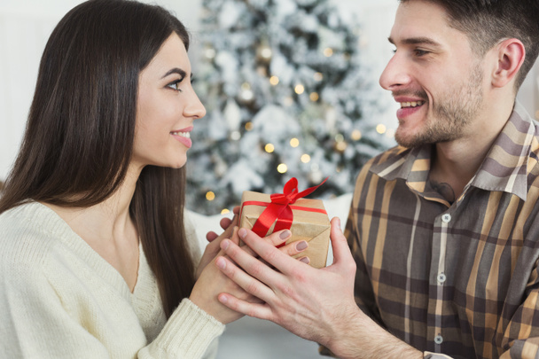 schöner Mann überrascht Mädchen mit Weihnachtsgeschenk - Foto, Bild