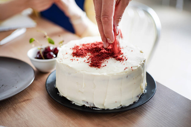 chef making red velvet cake, close up - Φωτογραφία, εικόνα