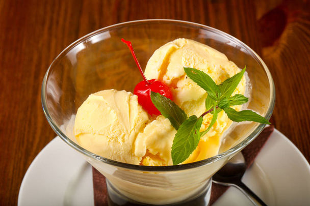 Vanilyalı dondurma ile nane ve kiraz - Fotoğraf, Görsel