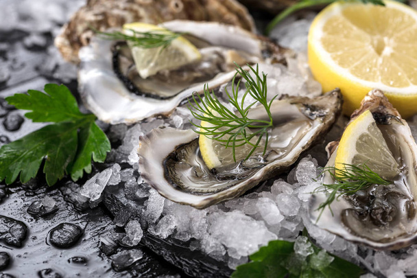 Fresh raw oysters and lemon - Foto, Imagen