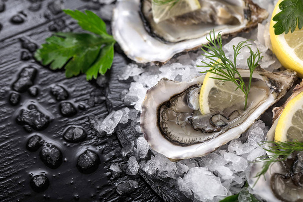 Fresh raw oysters and lemon - Foto, afbeelding