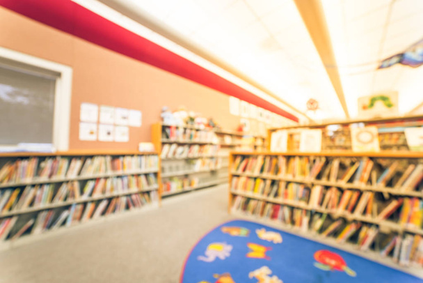 テキサス州の公立図書館でぼやけて背景を典型的な子供の空間,  - 写真・画像