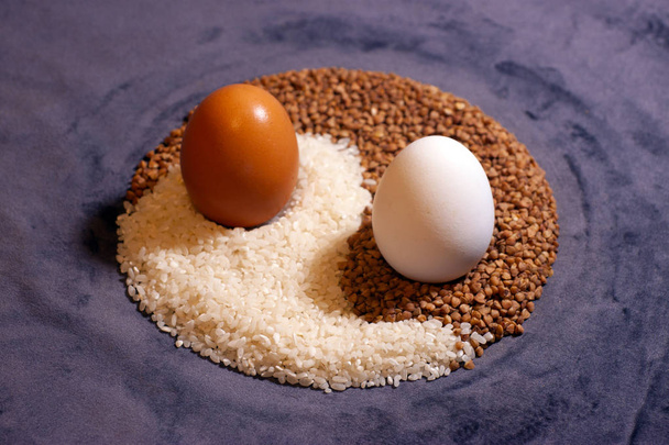 Dos huevos yin yang
 - Foto, imagen