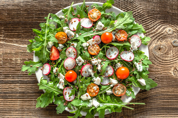 Healthy vegetable salad with fresh vegetables, vegetarian food on plate, overhead - Foto, Bild