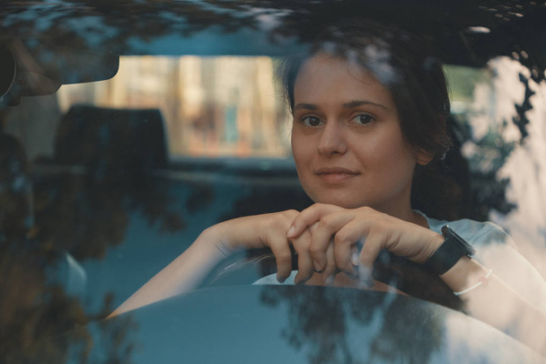 Jeune femme d'affaires conduisant une voiture - regardant par la fenêtre avant. Gros plan portrait romantique
  - Photo, image