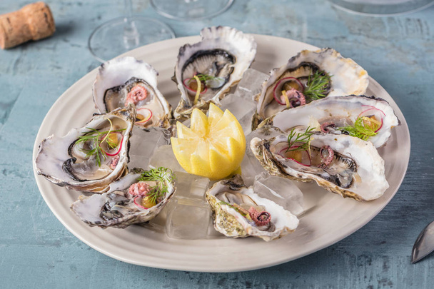 Fresh raw oysters and lemon - Foto, afbeelding