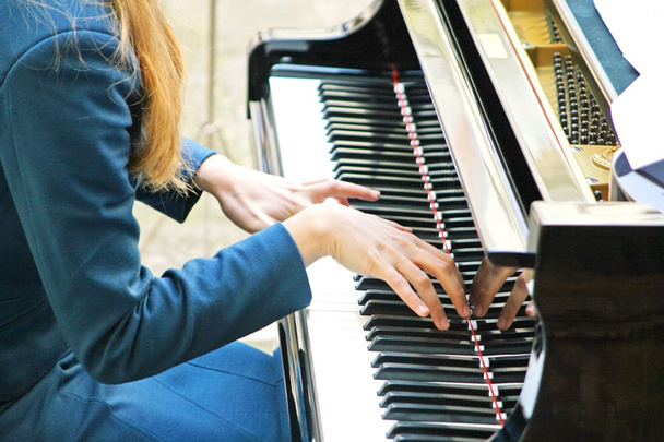 kädet soittaa melodiaa pianolla
 - Valokuva, kuva