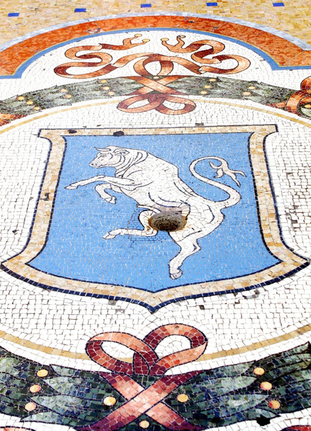 sol avec mosaïque et le design des armoiries de la ville
 - Photo, image