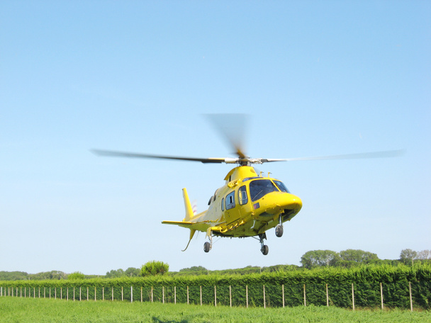 ambulance helikopter opstijgt snelle uitvoering een ernstig letsel - Foto, afbeelding