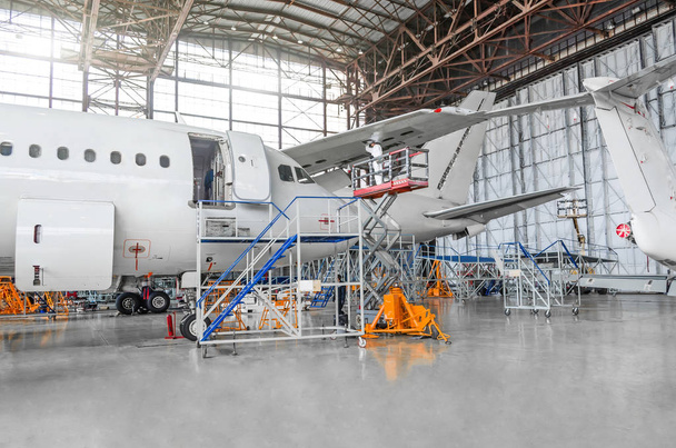 Samoloty pasażerskie do konserwacji, naprawy w hangarze lotniczym - Zdjęcie, obraz