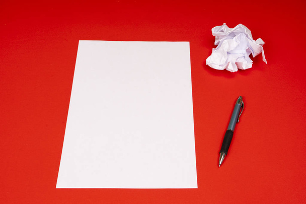 a sheet of white paper with a ball of crumpled paper - Foto, afbeelding