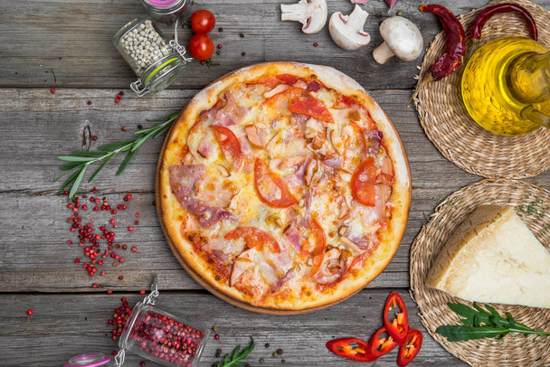 Піца з помідорів, сир моцарелла. Смачна італійська піца - Фото, зображення