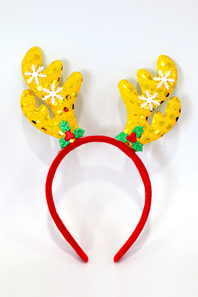 Stirnband Weihnachten, Rentiergeweih gelb rote Puppe Stirnband-Haarbürste Hut für das Fest von Weihnachten und Neujahr isoliert auf weißem Hintergrund - Foto, Bild
