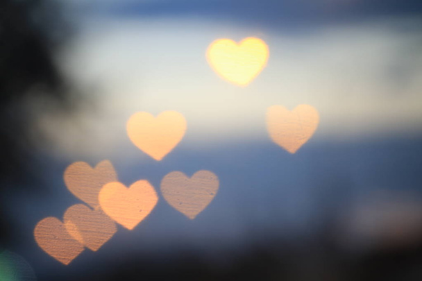 Ημέρα του Αγίου Βαλεντίνου πολύχρωμο σχήμα καρδιάς σε μαύρο φόντο bokeh φωτισμού για διακόσμηση με ταπετσαρία φόντο νύχτα θολή Αγίου Βαλεντίνου, αγάπη εικόνες φόντου, φωτισμός καρδιά σχήμα μαλακά σε αφηρημένη νύχτα - Φωτογραφία, εικόνα
