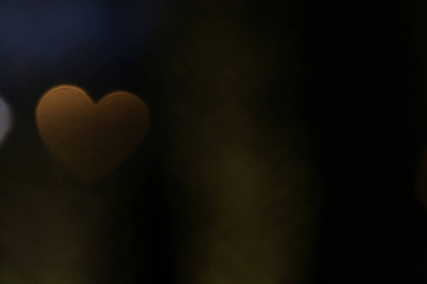 Ημέρα του Αγίου Βαλεντίνου πολύχρωμο σχήμα καρδιάς σε μαύρο φόντο bokeh φωτισμού για διακόσμηση με ταπετσαρία φόντο νύχτα θολή Αγίου Βαλεντίνου, αγάπη εικόνες φόντου, φωτισμός καρδιά σχήμα μαλακά σε αφηρημένη νύχτα - Φωτογραφία, εικόνα