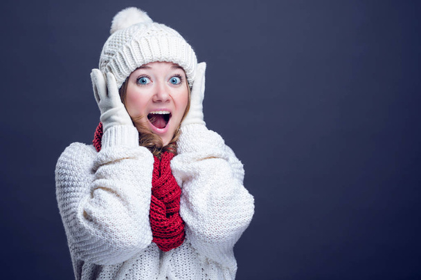 christmas smiling woman in sweater and  - Foto, imagen