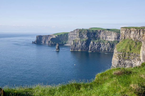 Peyzaj manzaralı Moher kayalıklarla net gün gökyüzü. County Clare, İrlanda. - Fotoğraf, Görsel