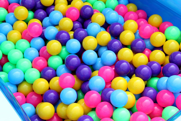 Plastový bazén ples strany barevné pro děti hrát fotbal ve vodní park, barevné koule plastové textura pozadí abstraktní vzor, míč hračky pro děti - Fotografie, Obrázek