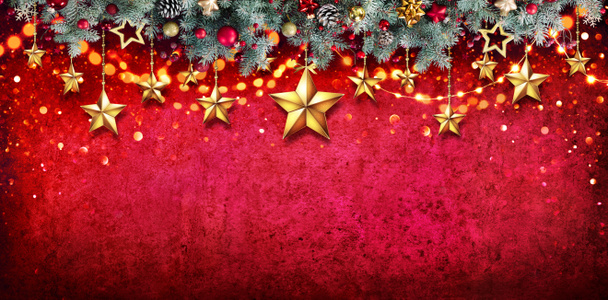 Kerstkaart - Fir slinger met opknoping van sterren op de rode muur - Foto, afbeelding