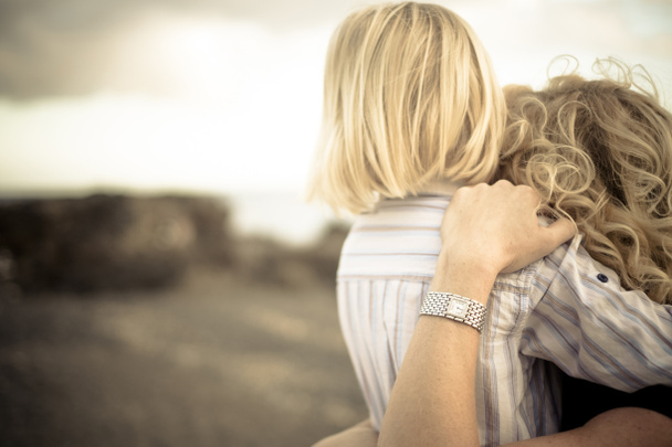 emoties en geluk voor jonge blonde moeder en kleine kind zoon hebben plezier en lachen samen knuffelen buiten en genieten van de natuur en de tijd in de familie vrijetijdsbesteding - Foto, afbeelding