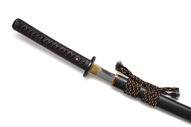 amarrar fio de couro marrom no aperto japonês espada aço montagem e preto bainha no fundo branco
. - Foto, Imagem
