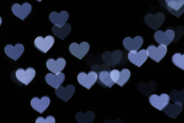 Valentine kleurrijke hartvormig wit op zwarte achtergrond verlichting bokeh voor decoratie bij nacht achtergrond achtergrond wazig Valentijn, liefde achtergrond verlichting hart vormige zachte nacht abstract - Foto, afbeelding