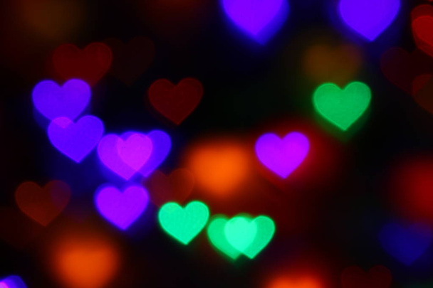 Valentines kleurrijke hartvormige bokeh op zwarte achtergrond verlichting bokeh voor decoratie bij nacht achtergrond wallpaper valentine Love foto's achtergrond, verlichting hart gevormde zachte nacht abstract vervagen - Foto, afbeelding