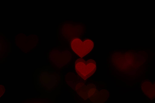 Valentine Punainen sydämen muotoinen mustalla taustalla Värikäs valaistus bokeh koristeluun yöllä taustalla taustakuva hämärtynyt Ystävänpäivä, Rakkaus tausta, Valaistus sydämen muotoinen pehmeä yö abstrakti
 - Valokuva, kuva